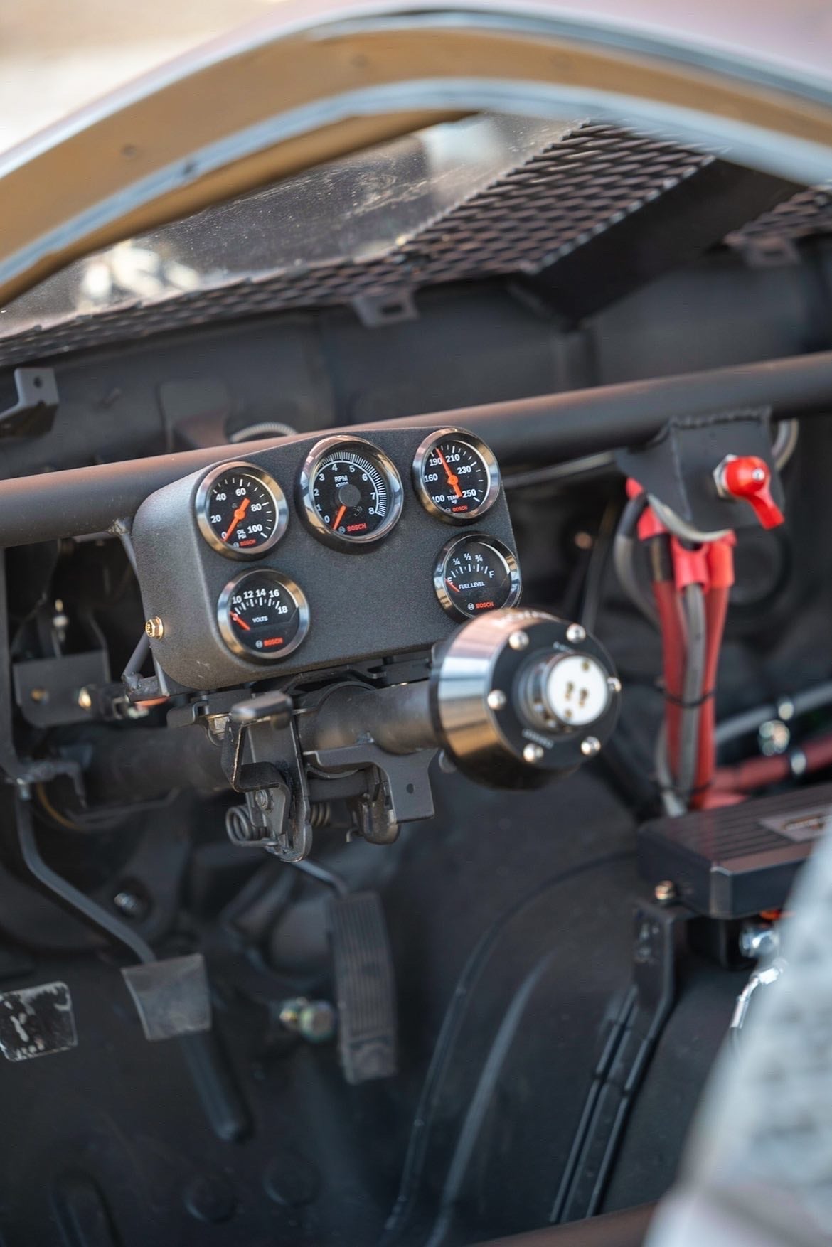 Universal Gauge Cluster Mount